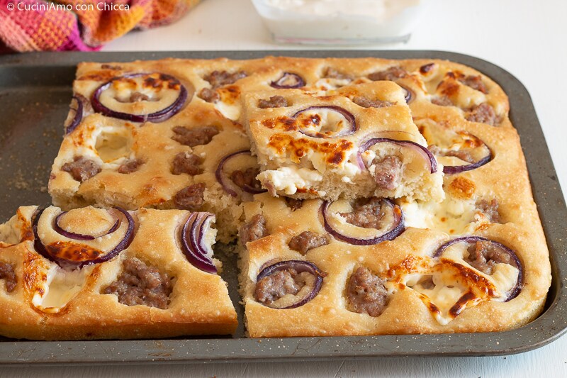 Focaccia com stracchino e linguiça