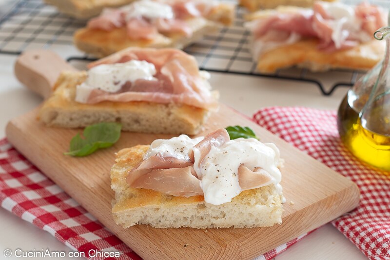 Focaccia com stracciatella e presunto cru