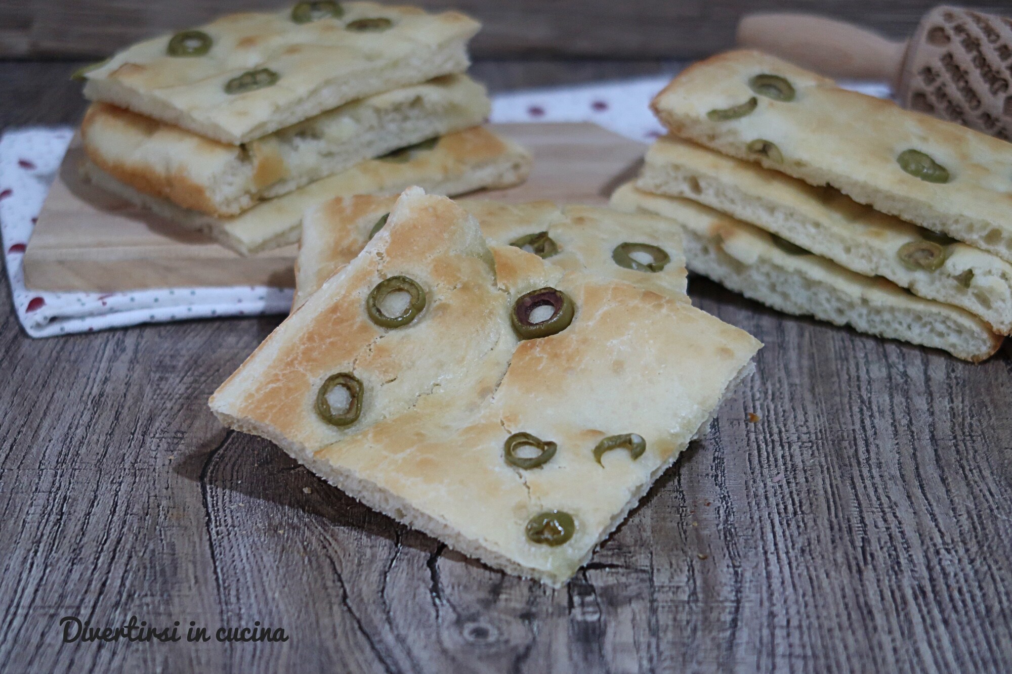 Focaccia fina com azeitonas