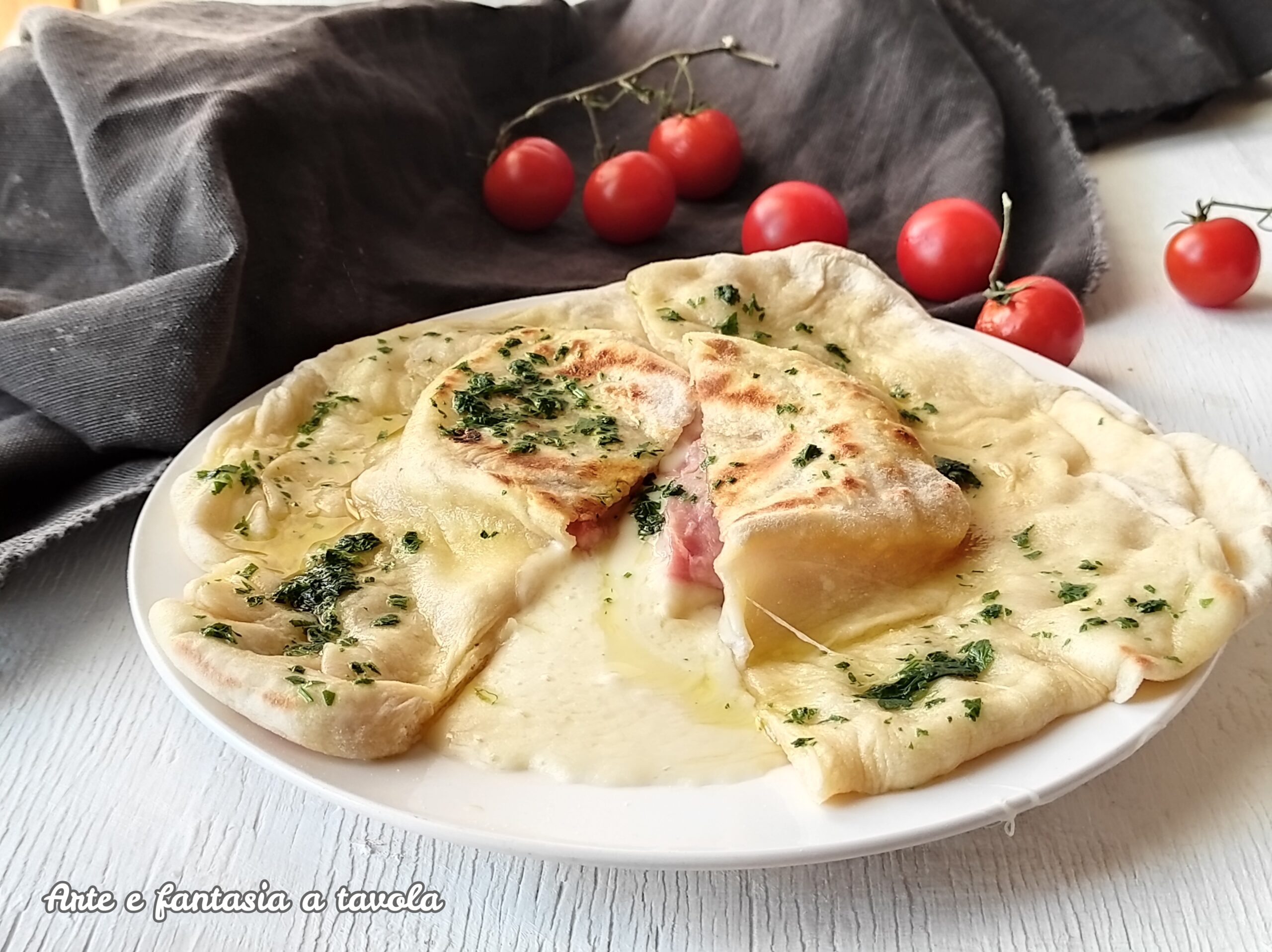 Focaccia na frigideira com tomino