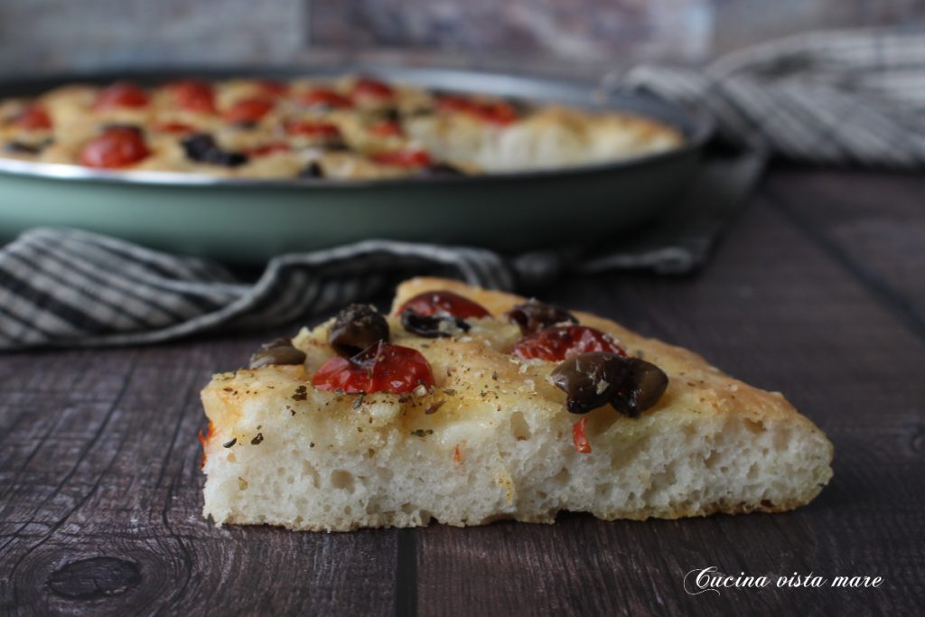 Focaccia sem glúten com tomatinhos e azeitonas Cozinha vista mar