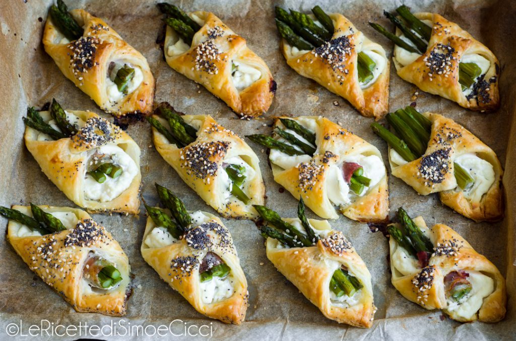 Folhadinhos de massa folhada com aspargos e bacon, entrada fácil e deliciosa!