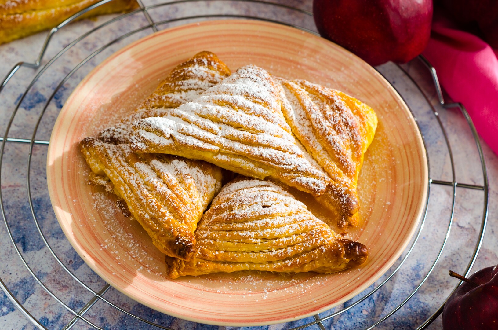 Folhados rápidos com maçãs e creme de confeiteiro