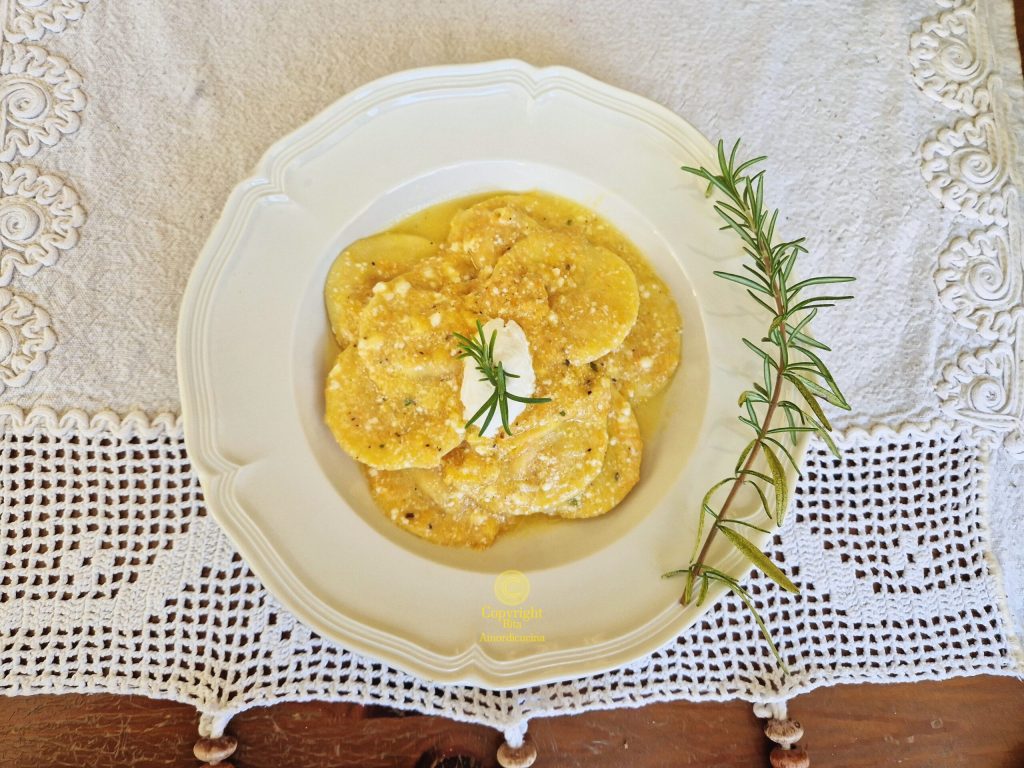 Ravioli de abóbora e ricota com alecrim