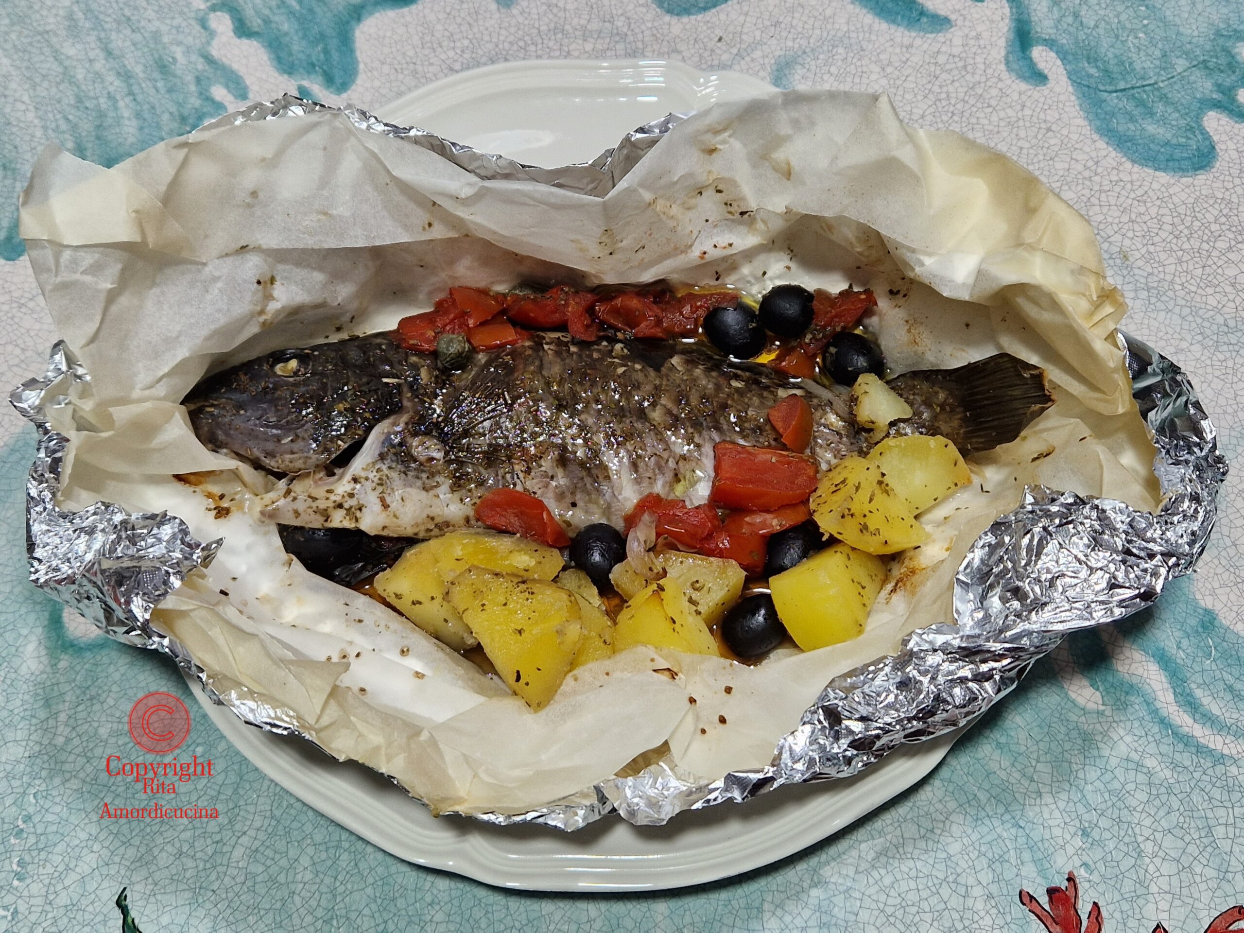 Como cozinhar peixe no papelote à Mediterrânea