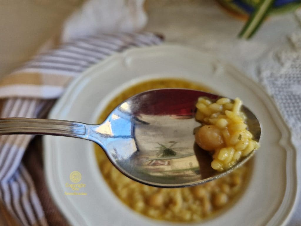 Grão-de-bico e arroz basmati ao curry