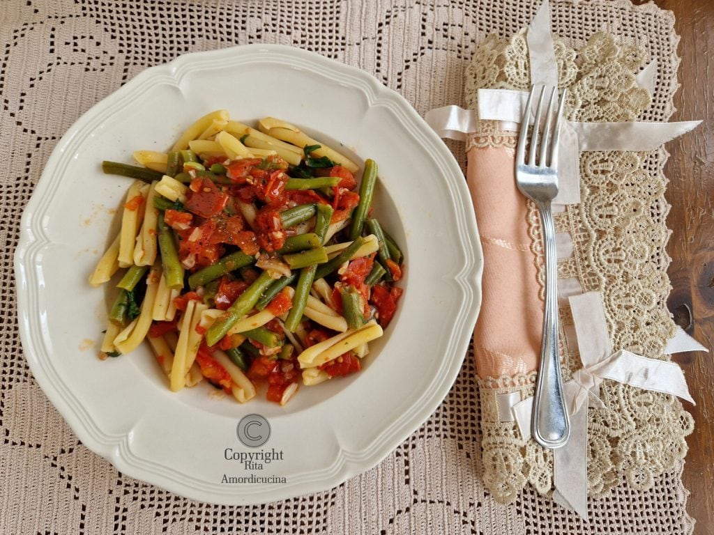 Macarrão com vagens e tomate à siciliana