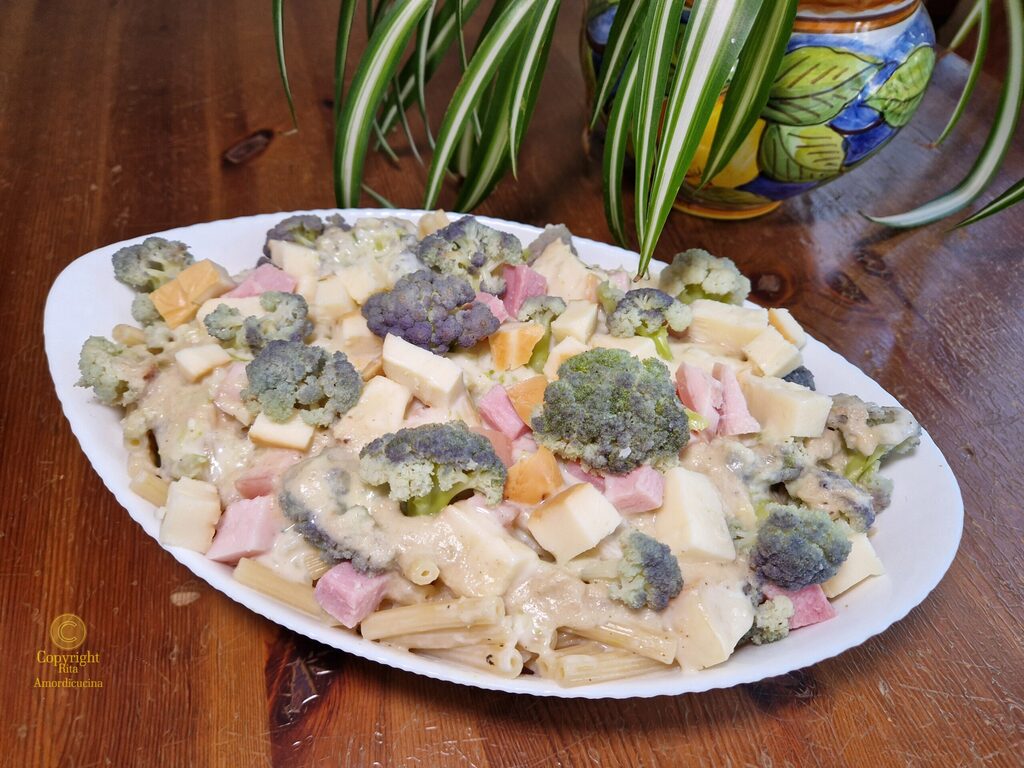Macarrão de forno com molho de couve-flor roxa
