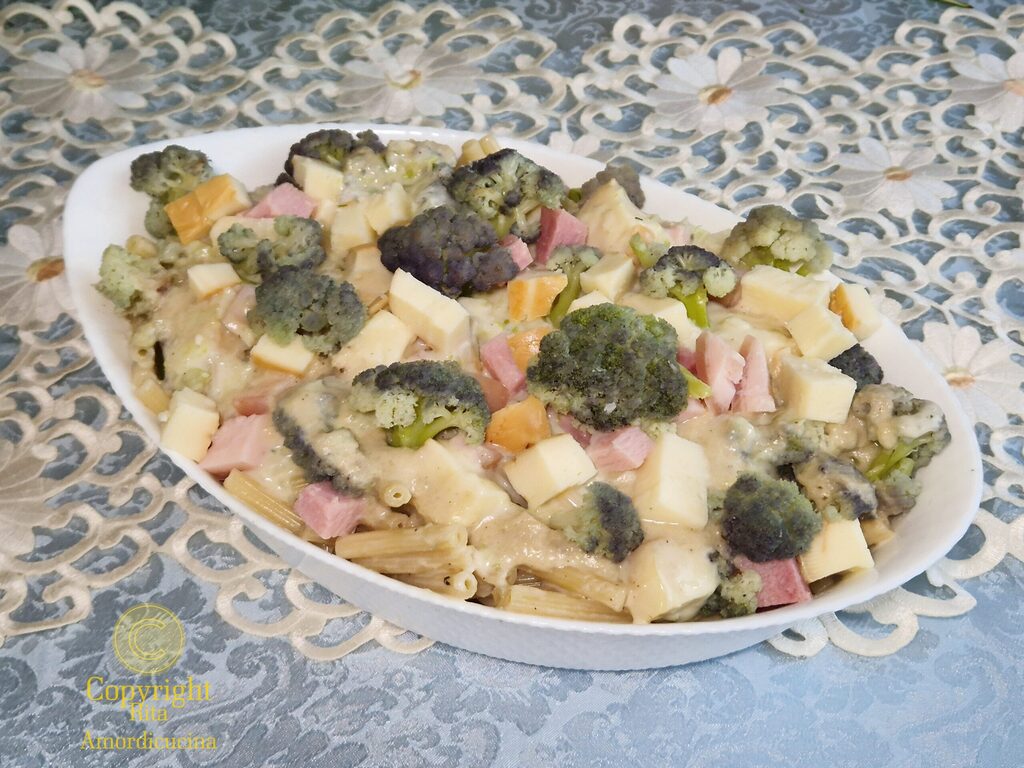 Macarrão de forno com molho de couve-flor roxa