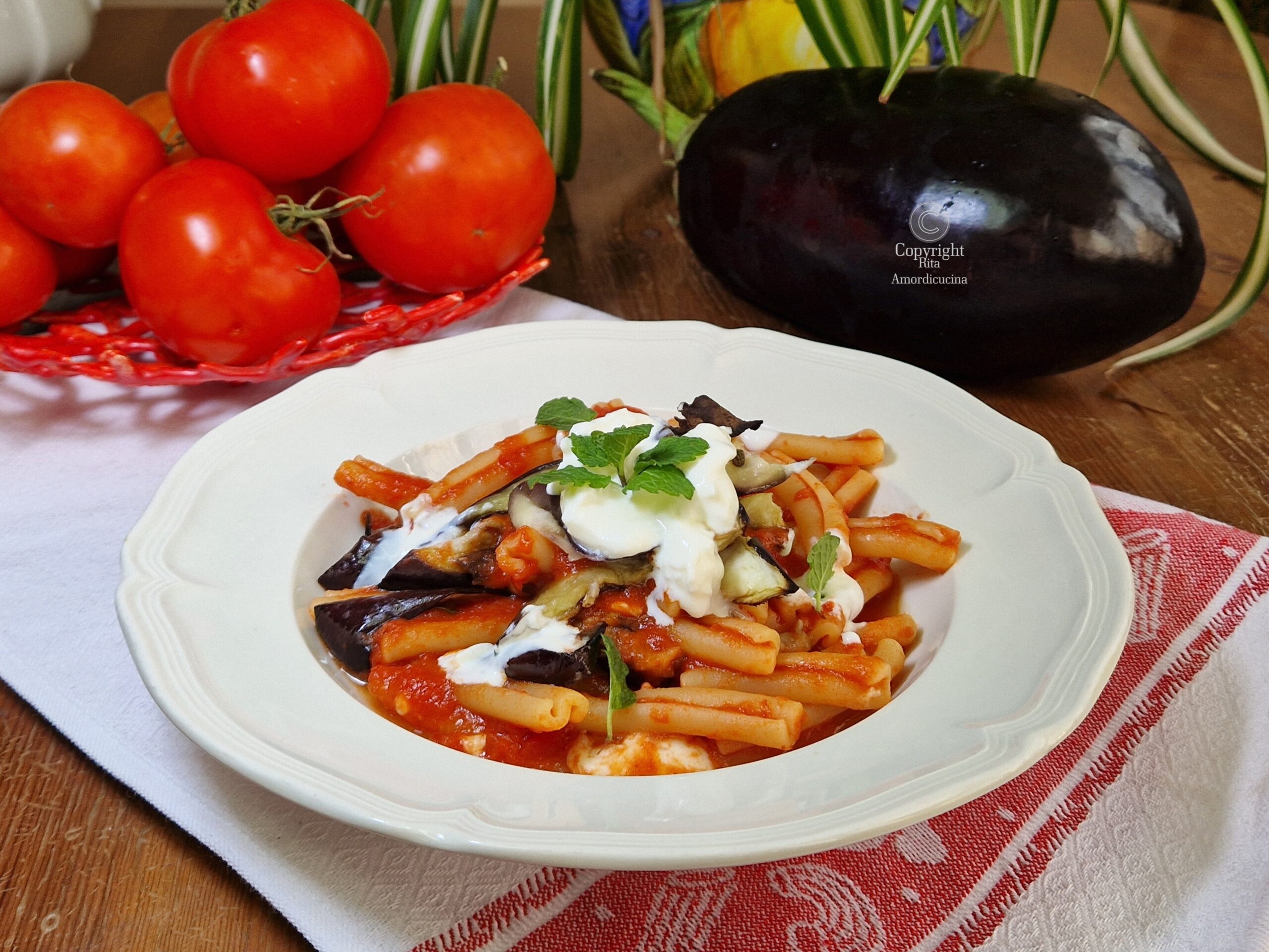 Macarrão com tomate, berinjela e burrata