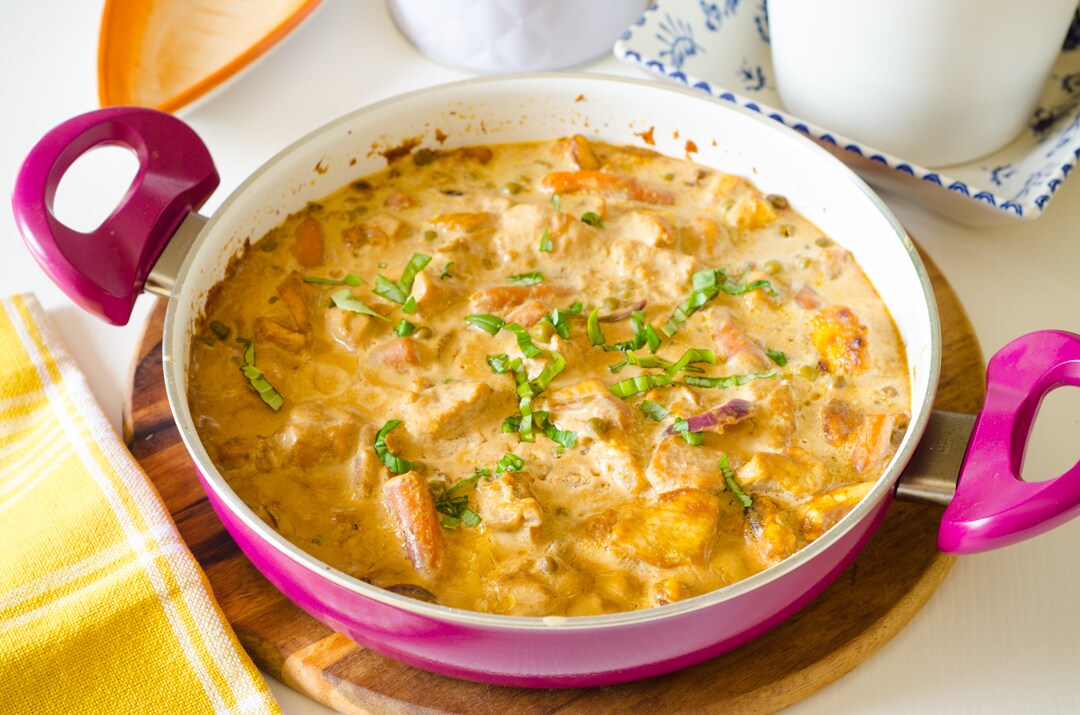 Frango ao curry cremoso com legumes, pronto em menos de 30 minutos!