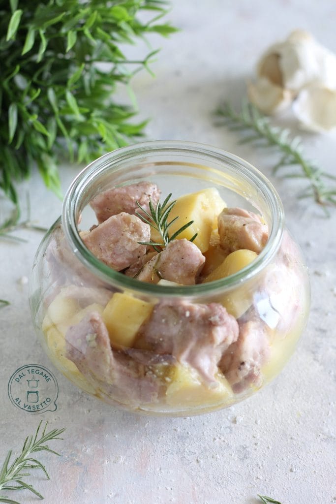 pedaços de frango com batatas no pote cozidos em vasocottura no microondas