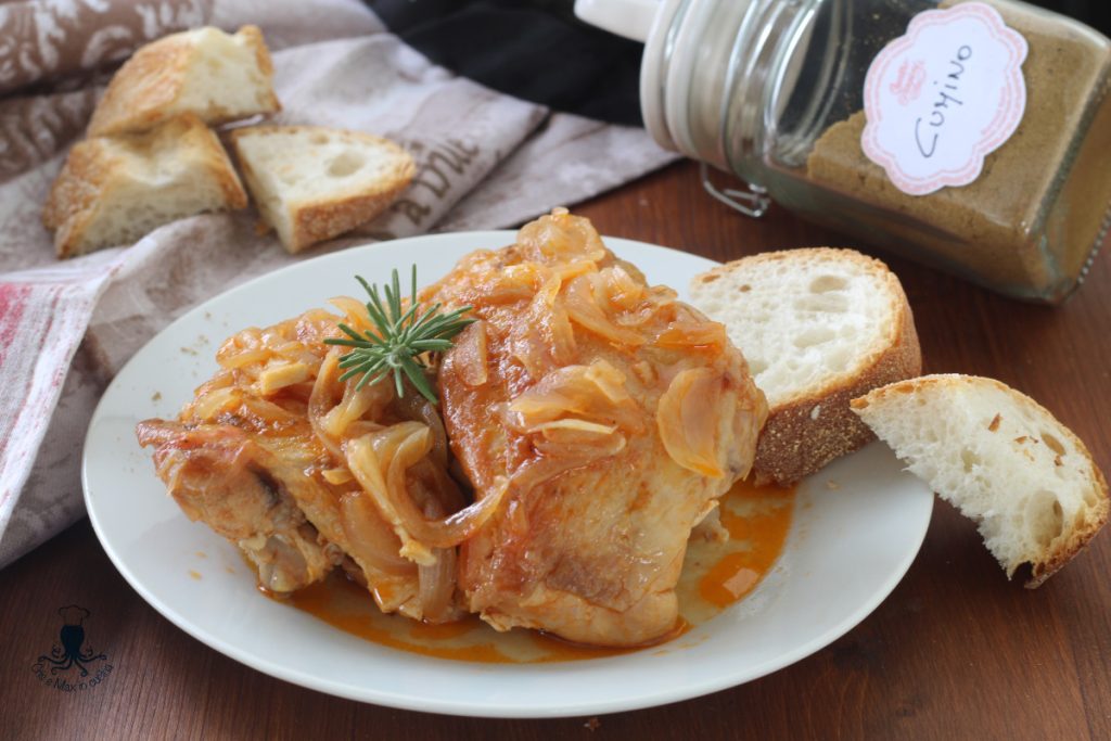 Frango temperado com cebolas no multicooker