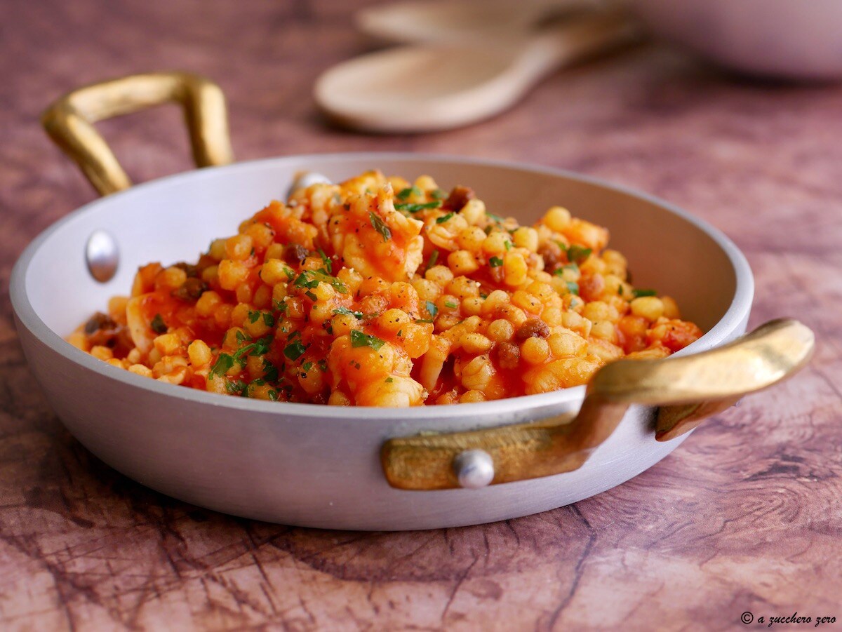 Fregola com camarões grandes