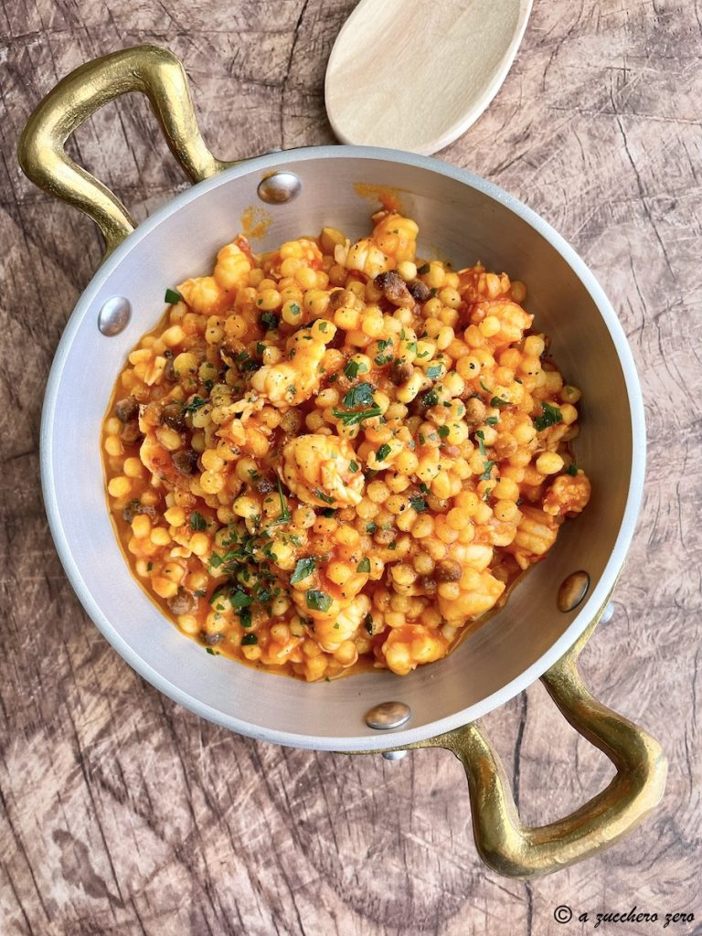 Fregola com camarões grandes