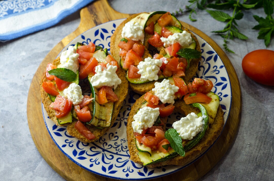 Friselle com tomates e abobrinhas, simples, frescas e saborosas, perfeitas para o verão!