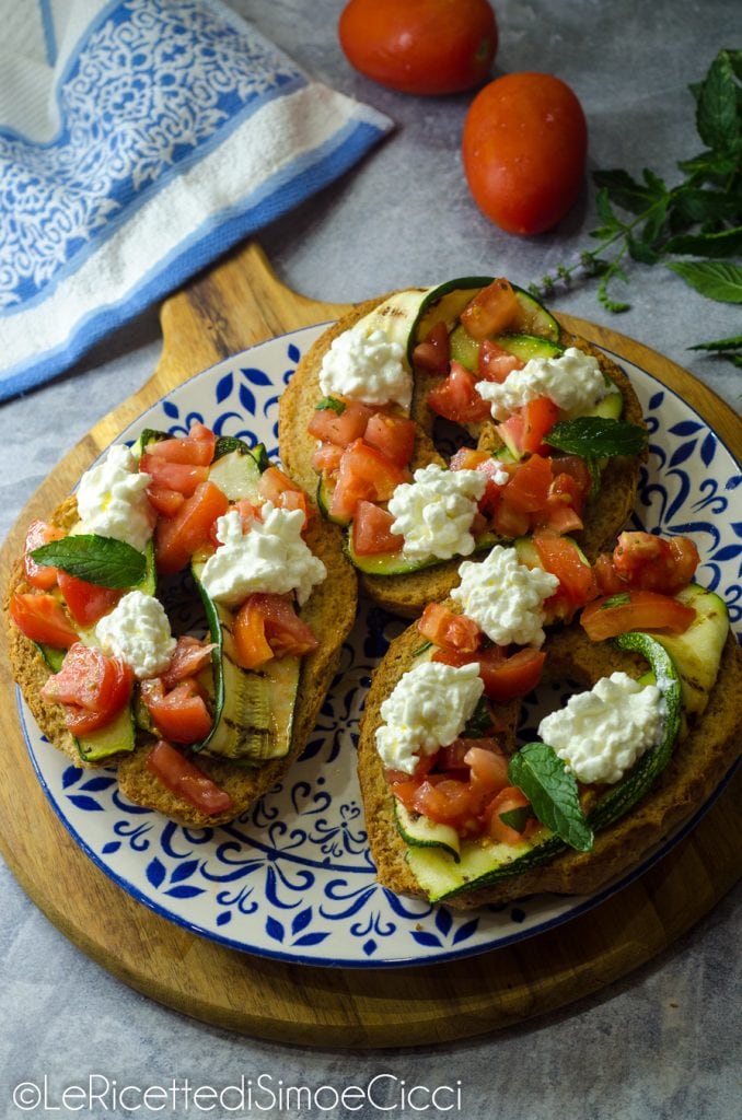 Friselle com tomates e abobrinhas