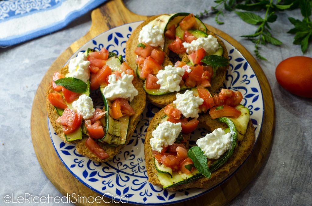 Friselle com tomates e abobrinhas