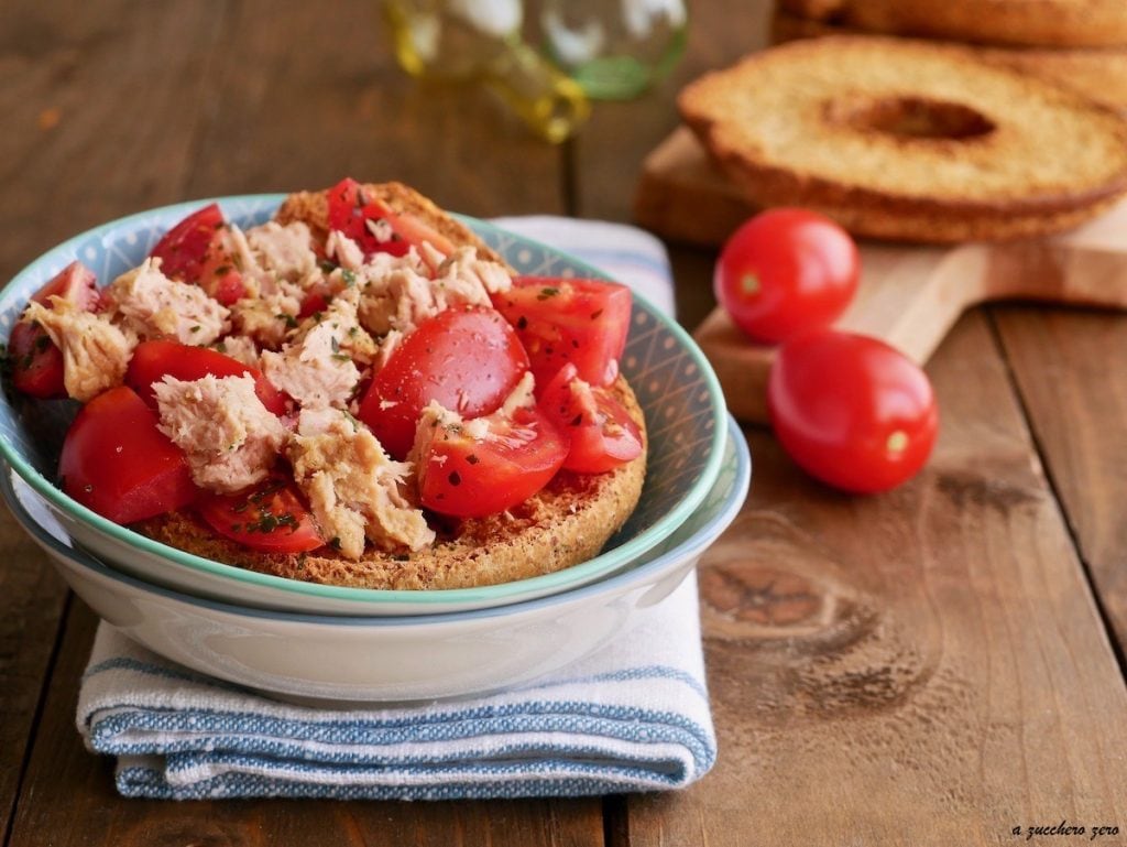 Friselle integrais com tomatinhos e atum | receita de verão leve e rápida
