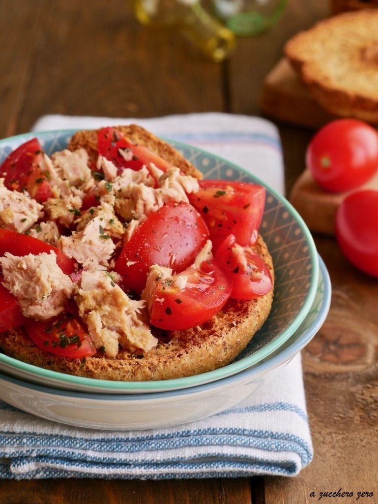 Friselle integrais com tomatinhos e atum | receita de verão leve e rápida