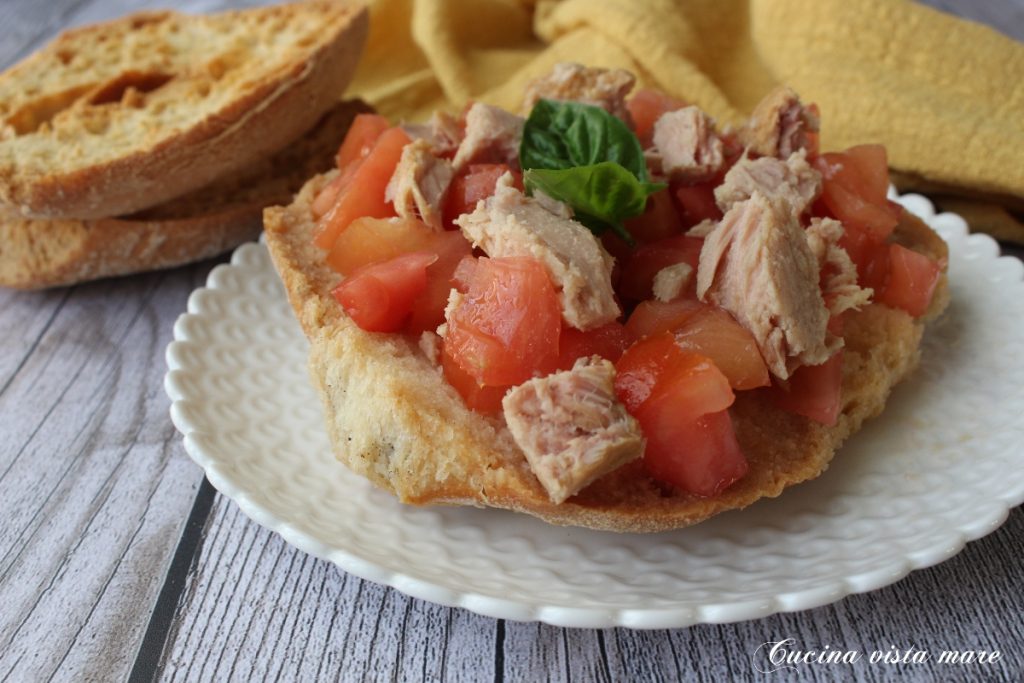 Friselle tomate e atum Cozinha vista mar