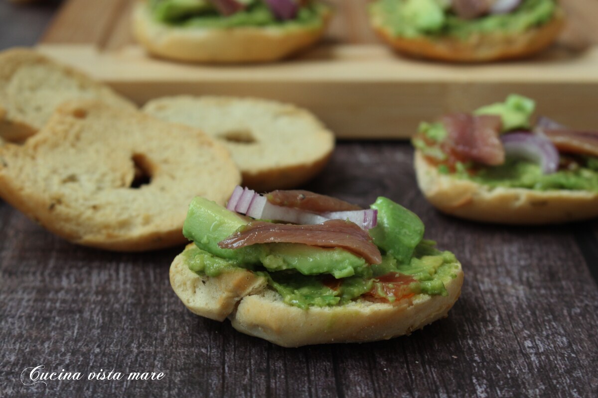 Friselline com abacate e anchovas