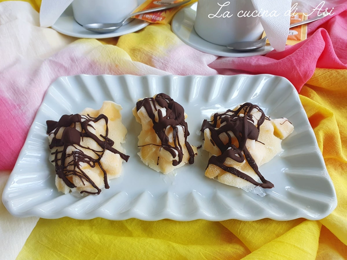 Frutinhos gelados de iogurte com pêssegos e chocolate – Sobremesa de verão sem formas
