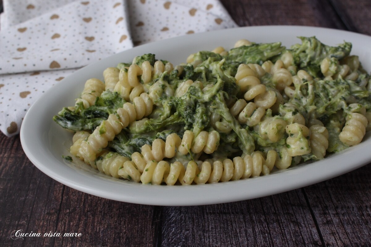Fusilli com creme de amêndoas e nabos