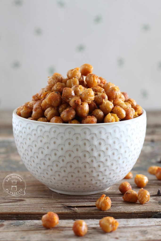 tigela de grão de bico com páprica crocante e cozido no micro-ondas