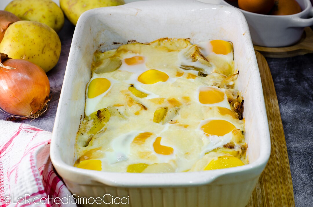 Gratinado de ovos, batatas e queijo (receita fácil com poucos ingredientes)