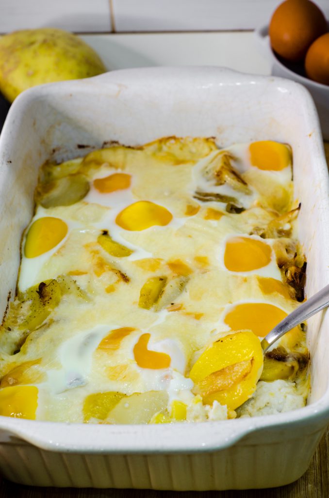 Gratinado de ovos, batatas e queijo