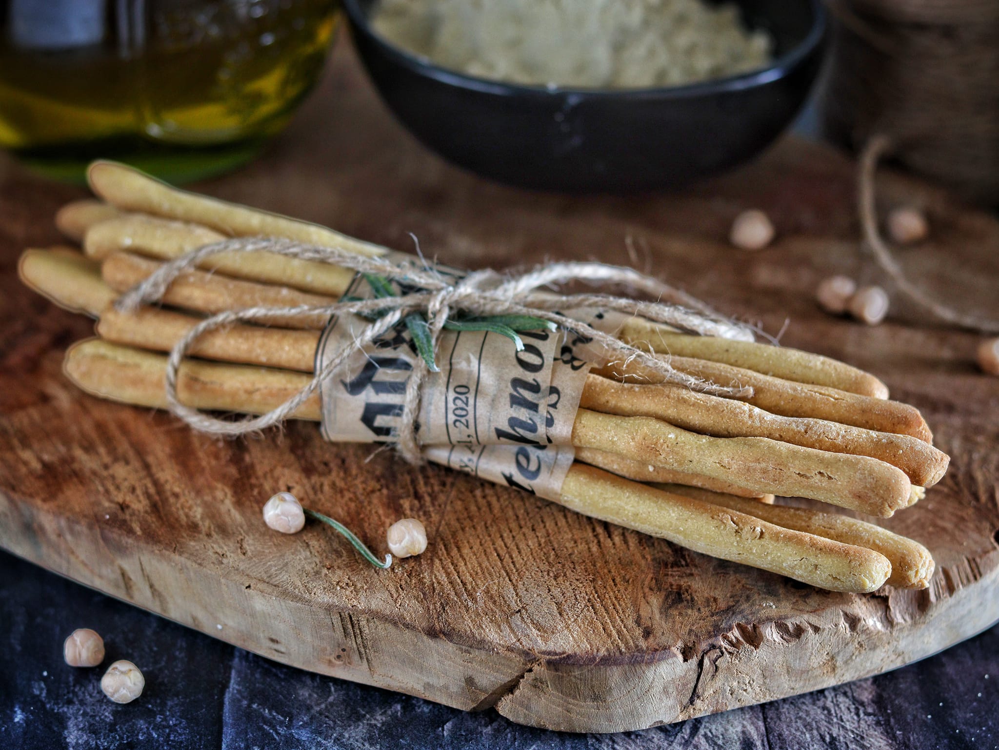 Grissini proteicos com farinha de grão-de-bico e alecrim