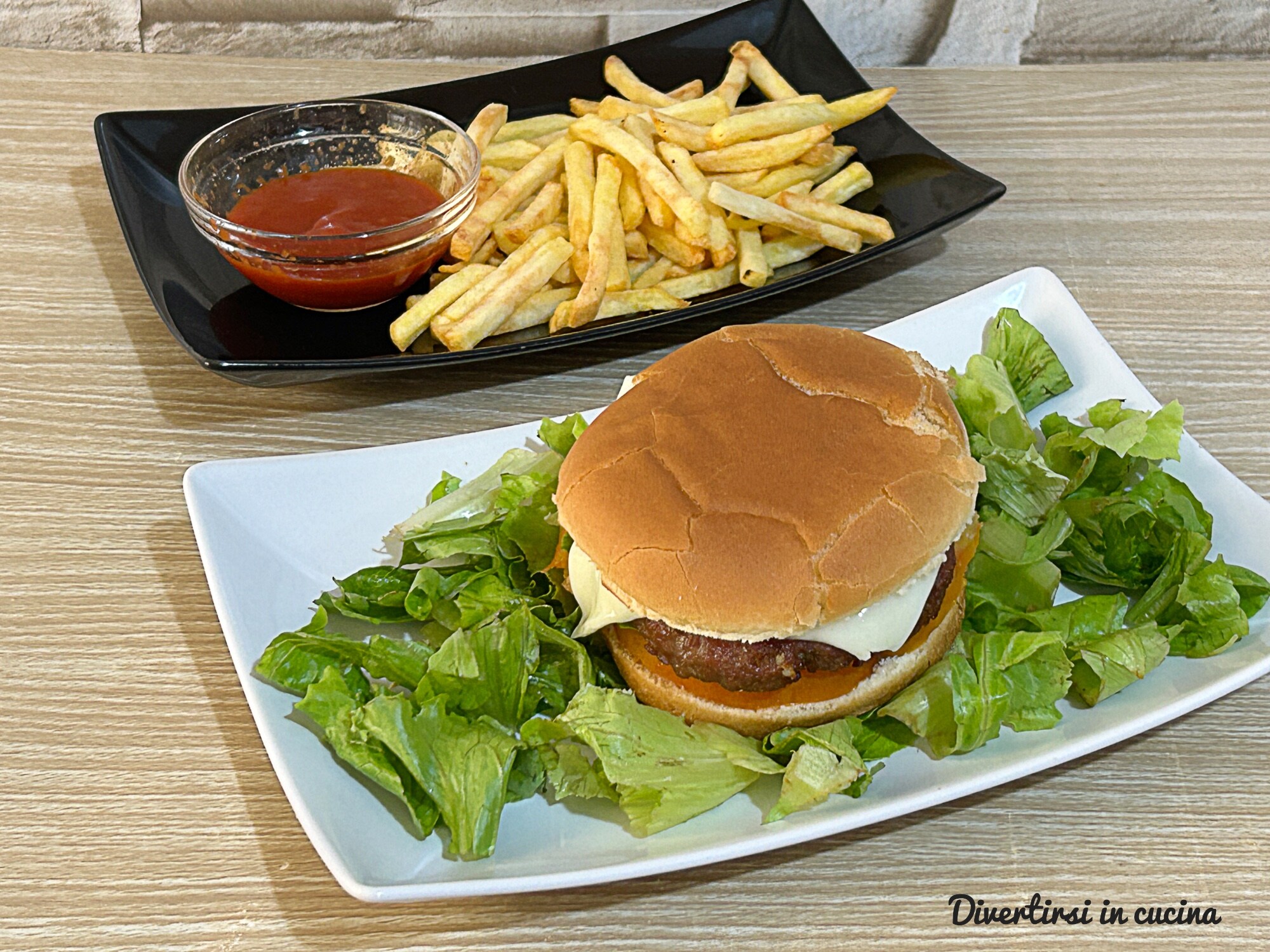 Hambúrguer e batatas fritas na fritadeira a ar
