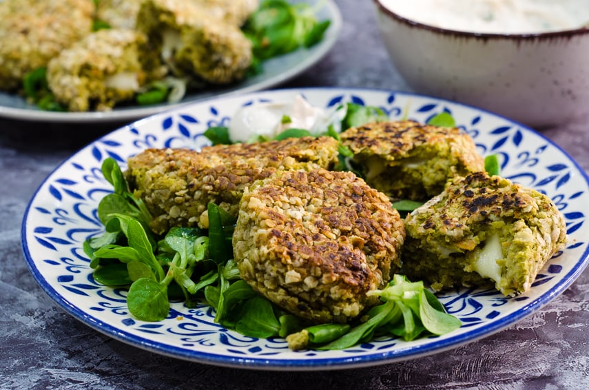 Hambúrgueres vegetais com grão-de-bico saudáveis, leves e saborosos