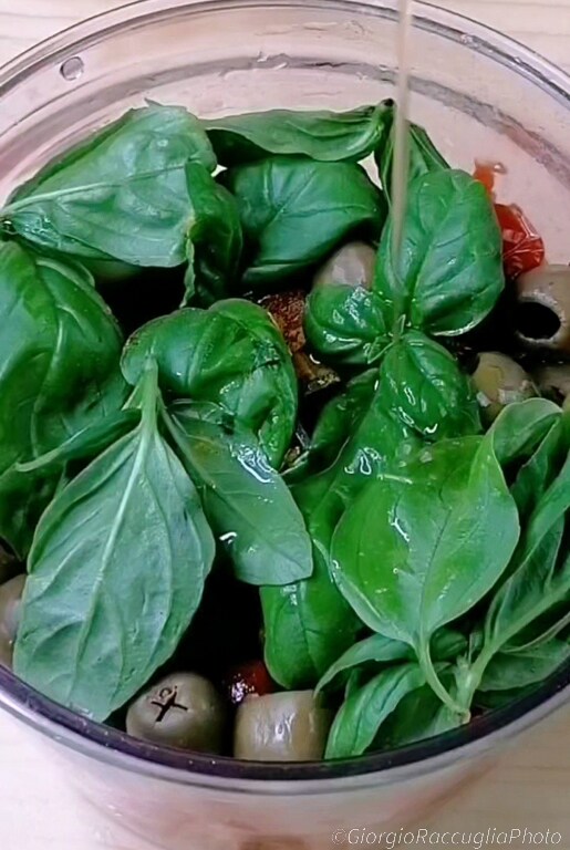 Homus com tomates cereja e azeitonas