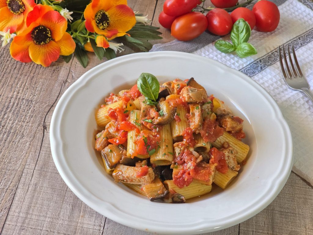 Macarrão com peixe-espada e berinjela