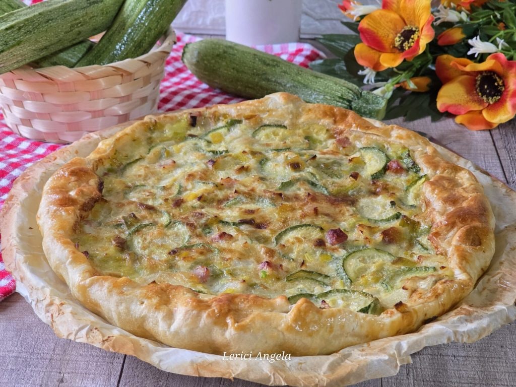 Torta salgada de abobrinha, alho-poró e bacon