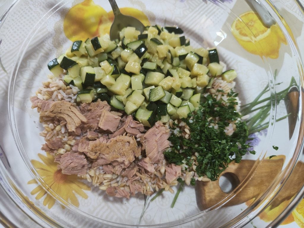 Salada de arroz com abobrinha e atum pronta em apenas vinte minutos.