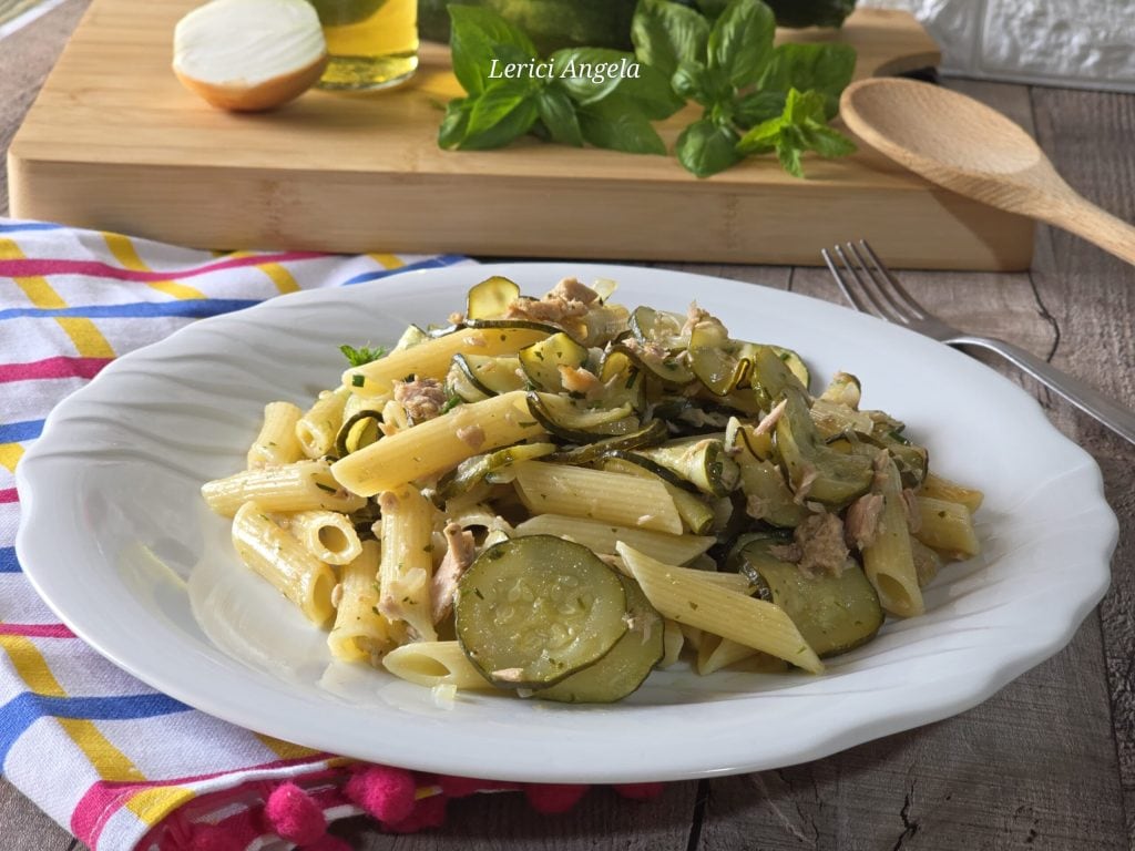 Macarrão com abobrinha e atum