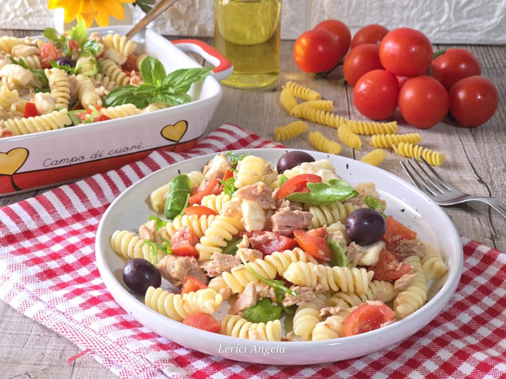 Salada de macarrão com atum, rúcula e tomatinhos