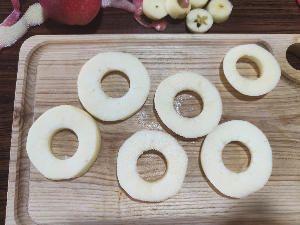 Rosquinhas de maçã com massa folhada crocantes e envolventes