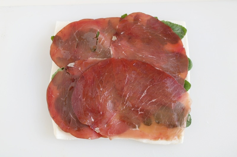 Rolinhos de Mussarela com Bresaola, Rúcula e Grana