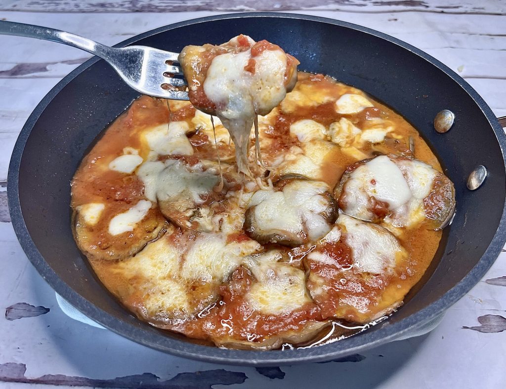 Berinjelas à pizzaiola na frigideira, sem forno, e com pãozinho garantido!