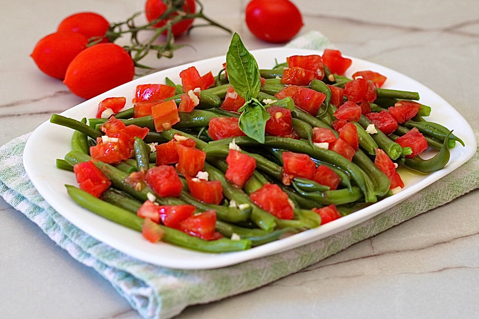 Vagem com tomate fresco e alho, refrescante e saborosa