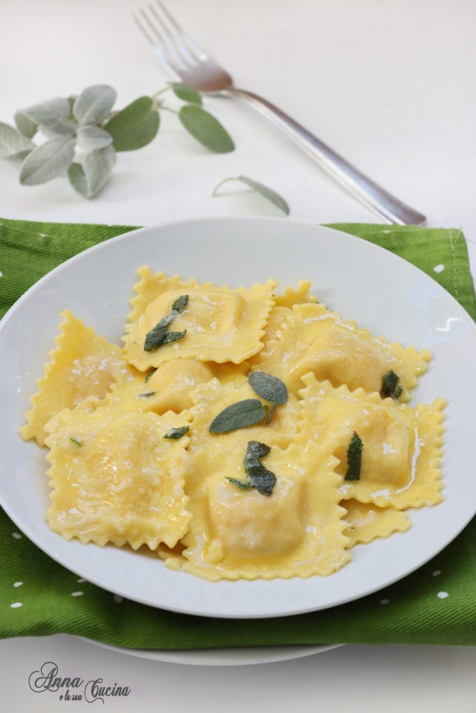 Ravioli con ripieno di patate e mortadella