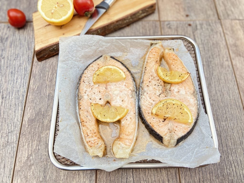 Salmão cozido na fritadeira a ar
