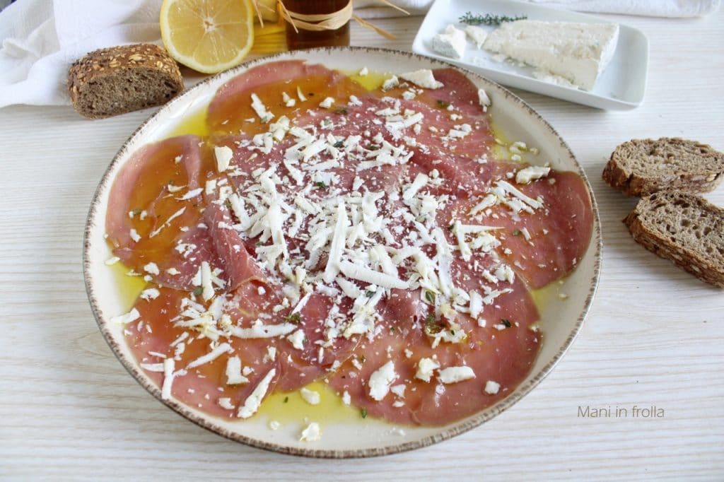 Carpaccio de carne defumada com lascas de queijo