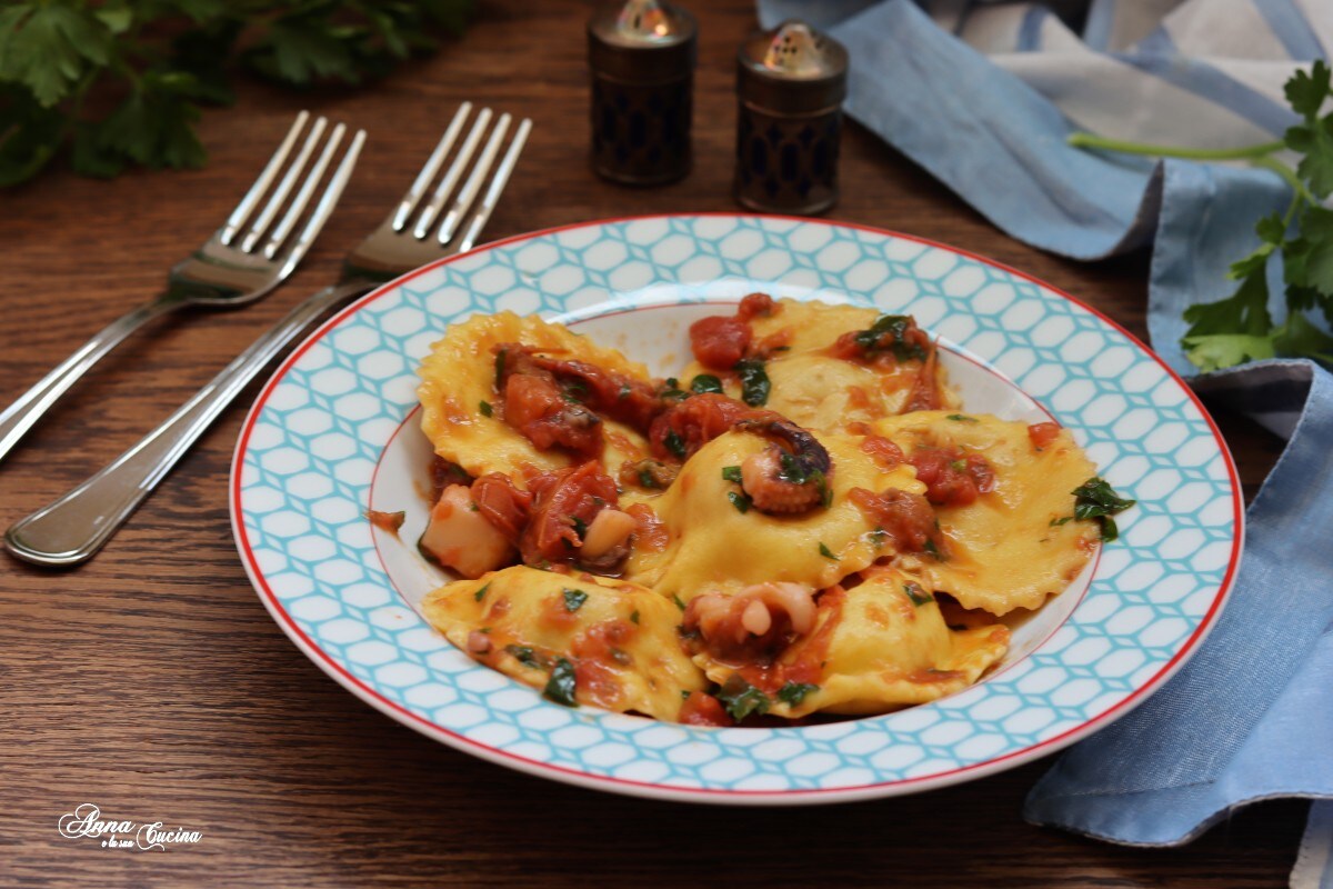 Ravioli frescos com lulas e camarões ao tomate