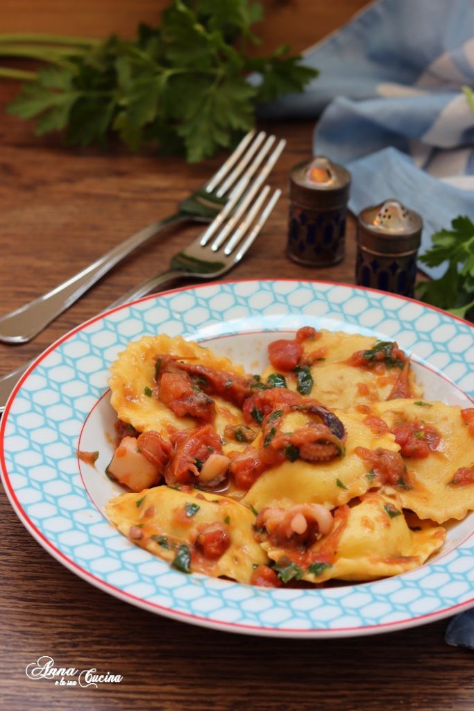 Ravioli frescos com lulas e camarões ao tomate