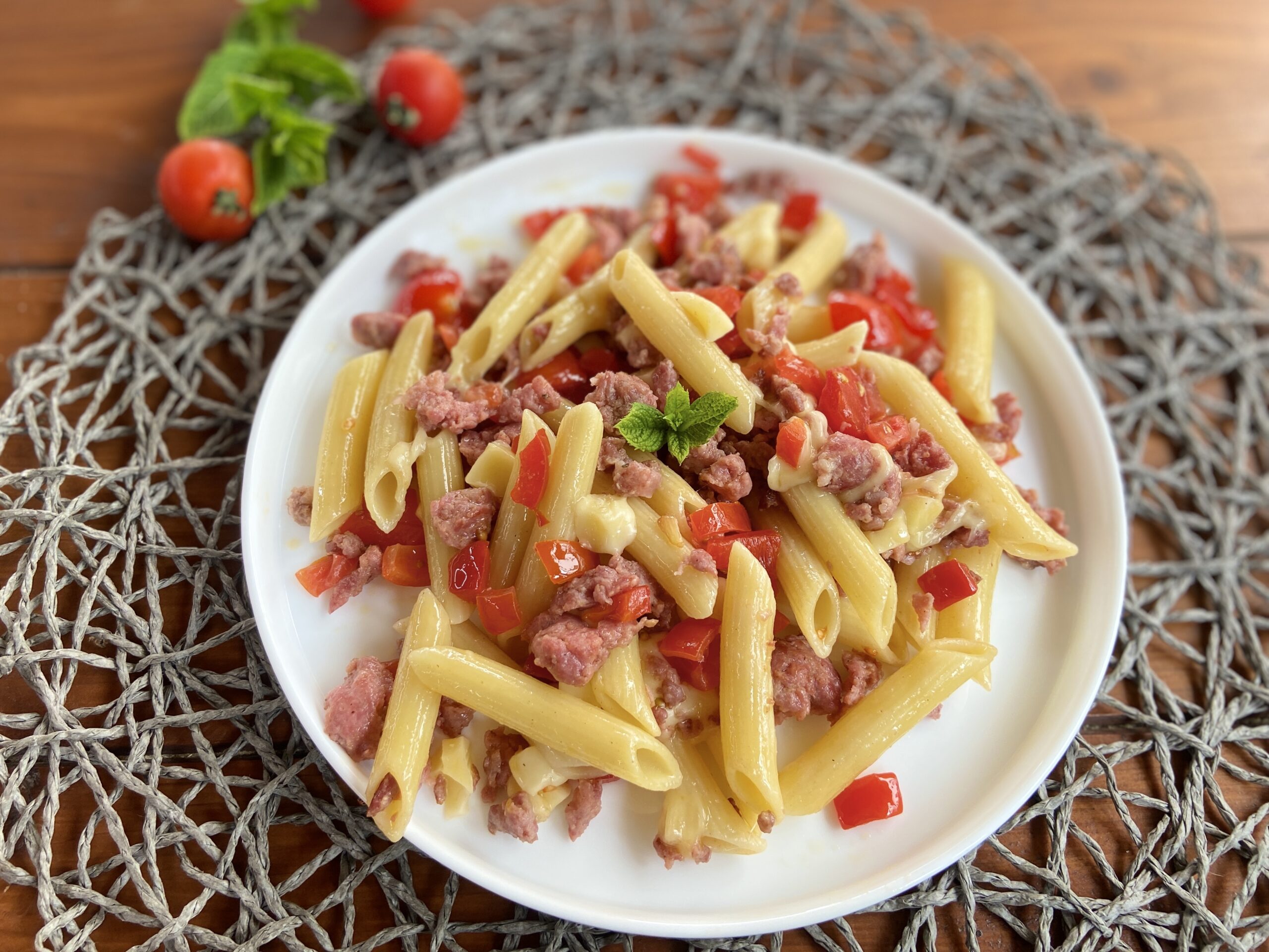 Macarrão frio com linguiça e pimentões